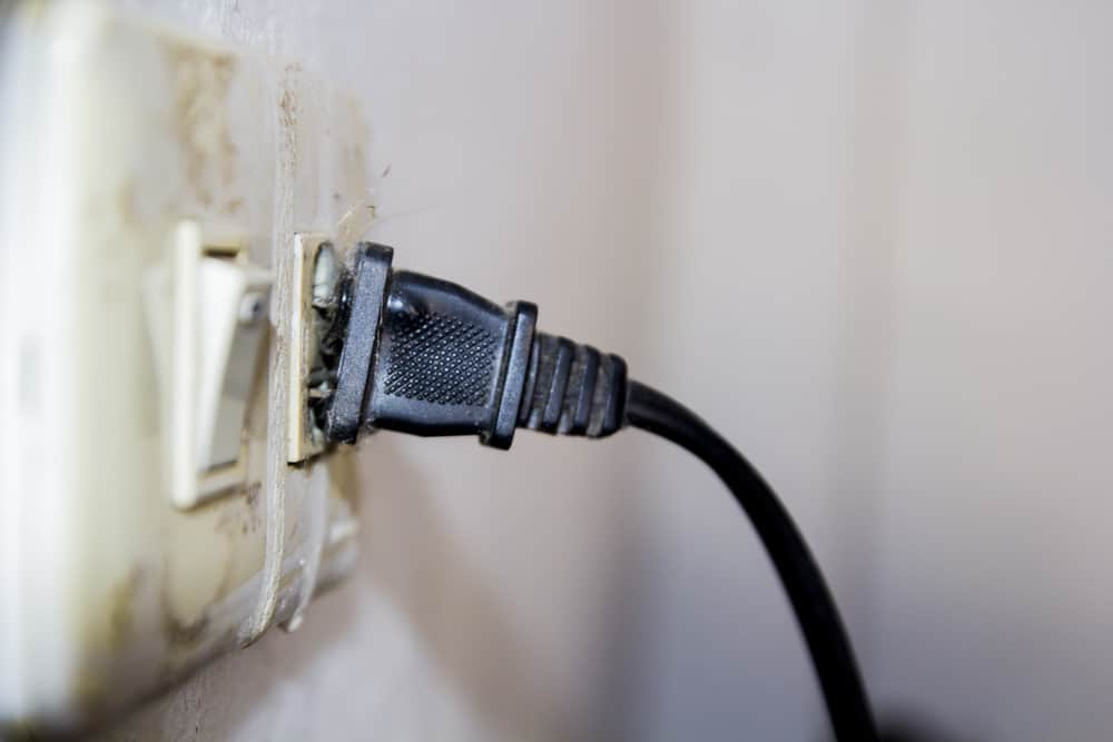 Hold outlet dirty with plug inserted